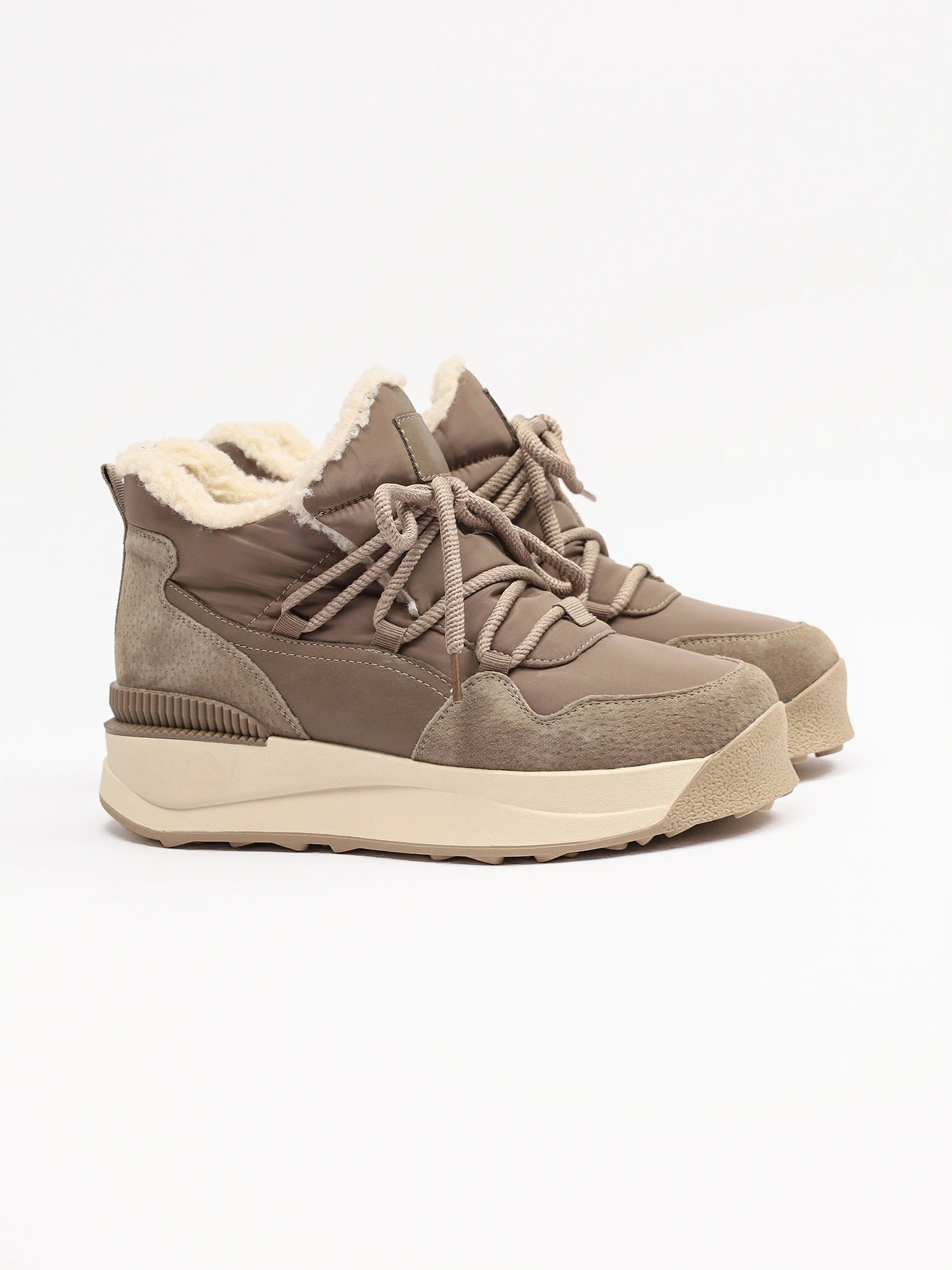 Ботинки комбинированные бежевого цвета на контрастной средней подошве